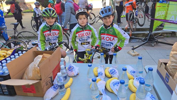 Txirrindulari gazteek erloju 44 1771856228377