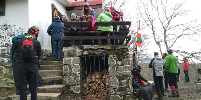 Aldapan gora agurtu dute Men 5 1514875672439