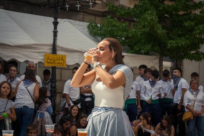 Ehunka lagun bildu dituzte j 16 1757018364765