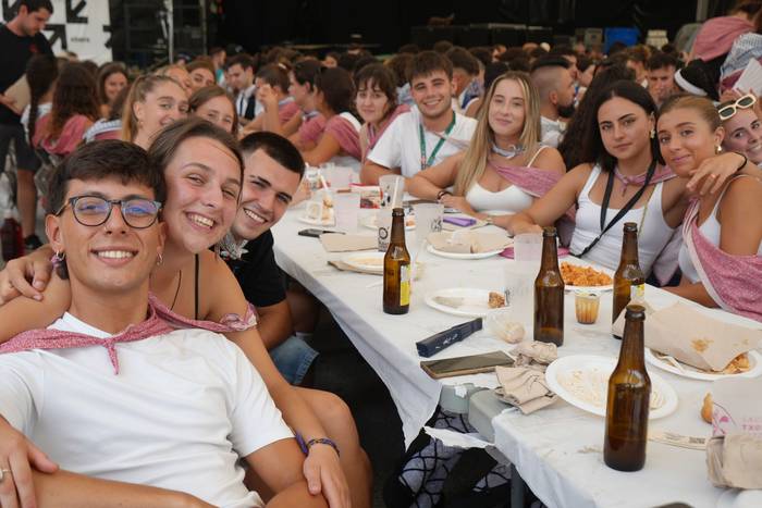 Ehunka lagunek egin dute bat 21 1755423059434